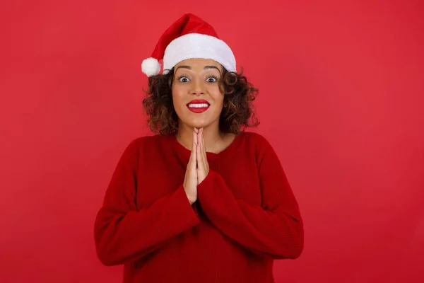 Retrato Horizontal Mujer Bonita Con Sombrero Navidad Suéter Rojo Mantiene —  Fotos de Stock