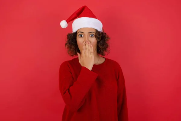 Close Retrato Mulher Usando Chapéu Natal Capa Camisola Vermelha Boca — Fotografia de Stock