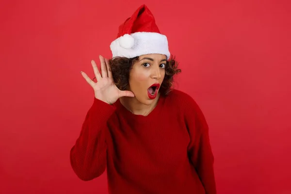 Noel Şapkası Takan Kırmızı Süveter Giyen Komik Bir Kadın Ağzını — Stok fotoğraf