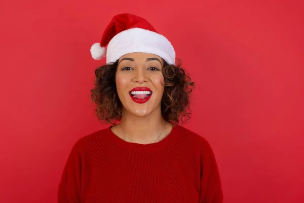 Schöne Junge Kaukasische Frau Trägt Weihnachtsmütze Mit Fröhlichem Und Lustigem — Stockfoto
