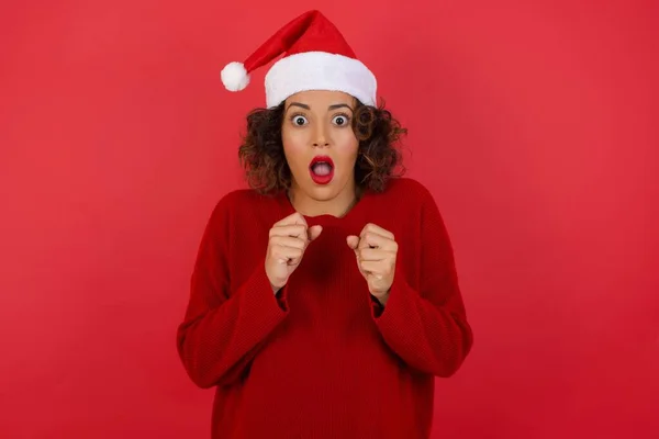 Porträt Einer Jungen Verzweifelten Frau Mit Weihnachtsmütze Und Rotem Pullover — Stockfoto