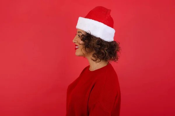 Profilo Donna Sorridente Che Indossa Cappello Natale Maglione Rosso Con — Foto Stock