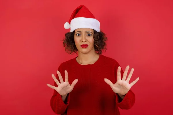 Brunette Vrouw Het Dragen Van Kerst Hoed Rode Trui Rode — Stockfoto