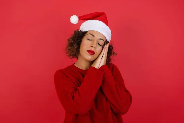Cansada Bela Mulher Cabelos Escuros Usando Chapéu Natal Suéter Vermelho — Fotografia de Stock