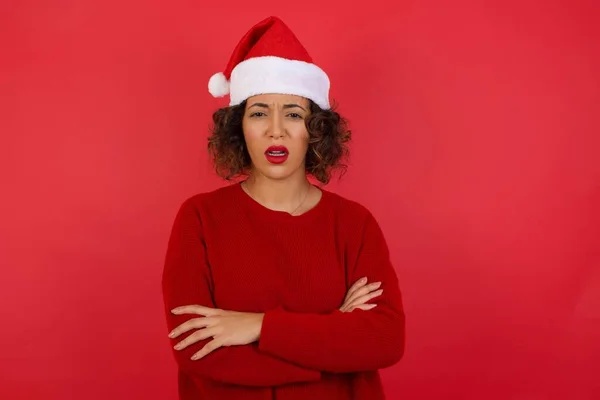 Taille Portret Van Mooie Vrouw Met Kerstmuts Fronsen Haar Gezicht — Stockfoto