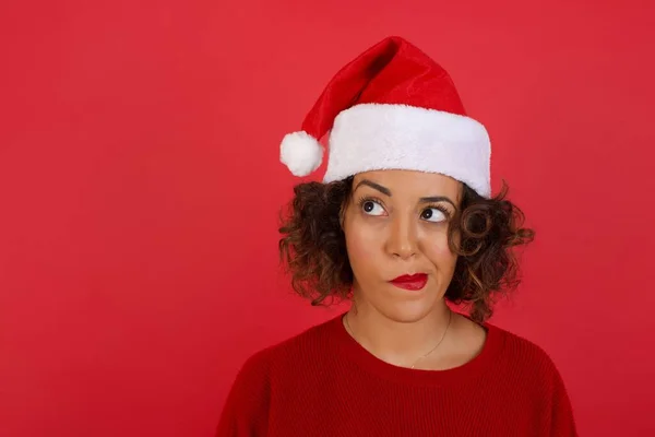 Foto Stupito Perplesso Giovane Donna Caucasica Indossa Cappello Natale Rosso — Foto Stock