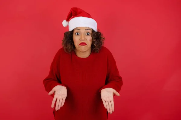 Mujer Joven Desconcertada Despistada Con Sombrero Navidad Con Los Brazos — Foto de Stock