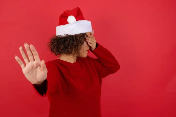 Jovem Mulher Usando Chapéu Natal Camisola Vermelha Cobre Olhos Com — Fotografia de Stock