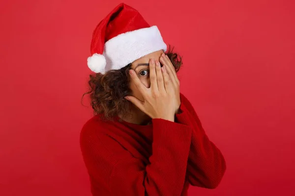 Bela Jovem Mulher Caucasiana Usando Chapéu Natal Suéter Vermelho Cobrindo — Fotografia de Stock