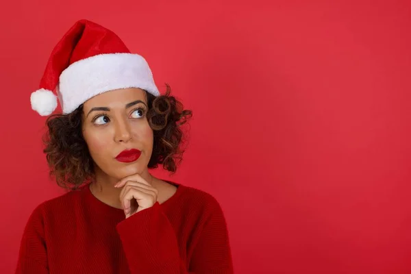 Porträtt Omtänksam Kvinna Bär Julen Hatt Och Röd Tröja Håller — Stockfoto