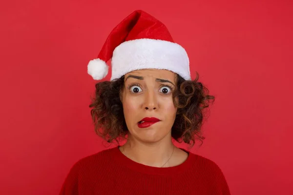 Belle Jeune Femme Portant Chapeau Noël Pull Rouge Nerveux Effrayé — Photo