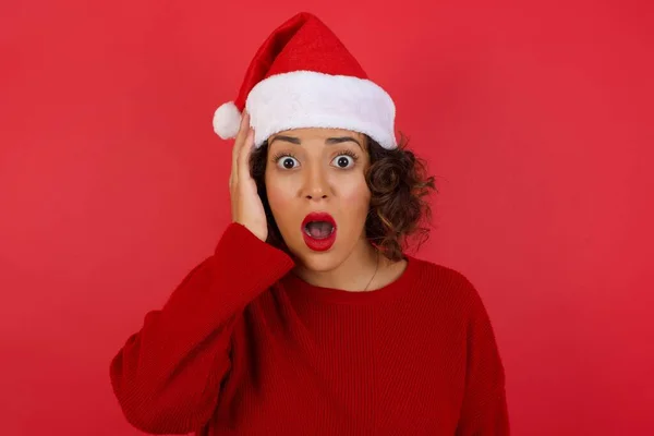 Mulher Assustada Usando Chapéu Natal Segurando Mão Cabelo Franzindo Testa — Fotografia de Stock