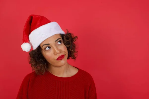 Cupo Chiedendo Giovane Donna Con Cappello Natale Maglione Rosso Guardando — Foto Stock