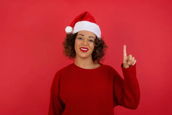 Junge Kaukasierin Mit Weihnachtsmütze Und Rotem Pullover Steht Vor Roter — Stockfoto