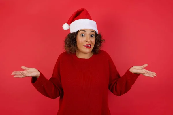 Portrét Arogantní Neobtěžované Dobře Vypadající Ženy Vánočním Kloboukem Červeným Svetrem — Stock fotografie
