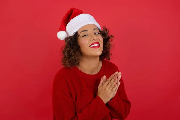 Young Successful Woman Wearing Christmas Hat Red Sweater Standing Red — Stock Photo, Image