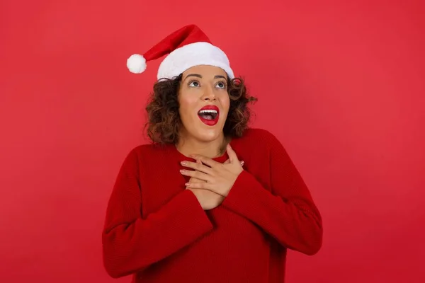 Donna Felice Con Cappello Natale Maglione Rosso Piedi Sorridente Sfondo — Foto Stock