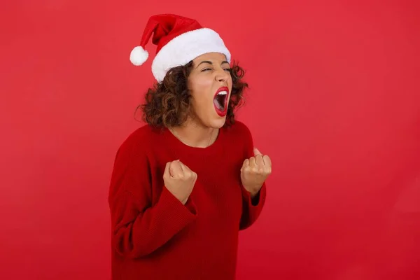 Brunett Kvinna Bär Julen Hatt Och Röd Tröja Kopplingar Nävar — Stockfoto