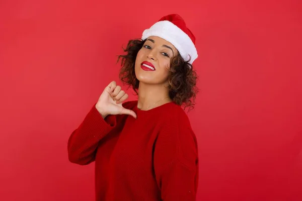 Nahaufnahme Einer Fröhlich Schönen Frau Mit Weihnachtsmütze Und Rotem Pullover — Stockfoto