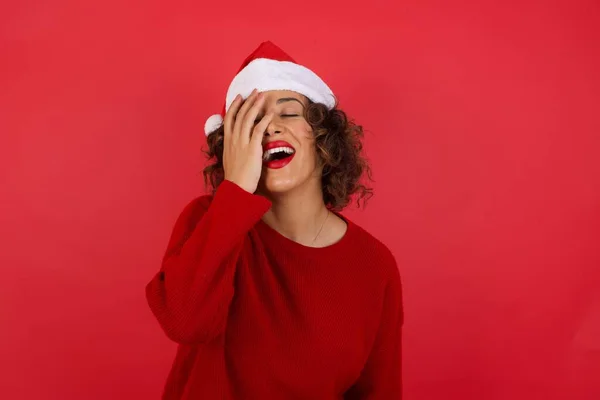 Carismática Mujer Despreocupada Con Sombrero Navidad Gusta Reír Voz Alta — Foto de Stock