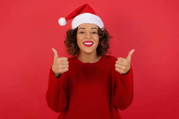 Primo Piano Donna Ottimista Che Indossa Cappello Natale Maglione Rosso — Foto Stock