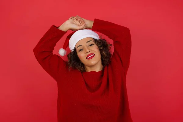 Porträt Einer Schönen Frau Mit Weihnachtsmütze Und Rotem Pullover Blickt — Stockfoto
