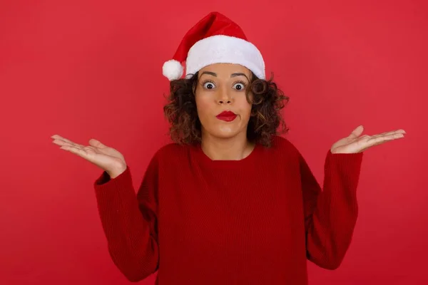 Vielleicht Oder Nein Zweifelhafte Modische Frau Mit Weihnachtsmütze Zuckt Verwirrt — Stockfoto