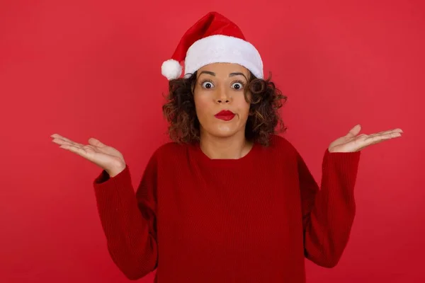 Oui Non Femme Mode Douteuse Portant Chapeau Noël Haussant Les — Photo