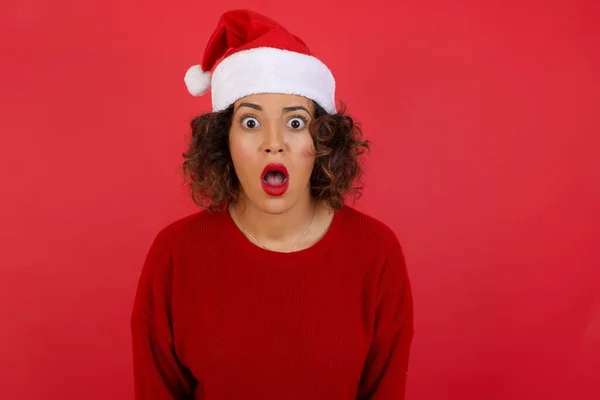 Emozionale Donna Attraente Indossa Cappello Natale Maglione Rosso Con Bocca — Foto Stock