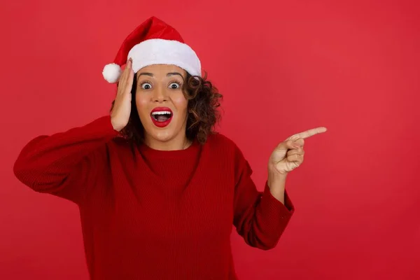 Ritratto Giovane Donna Che Indossa Cappello Natale Con Espressione Facciale — Foto Stock