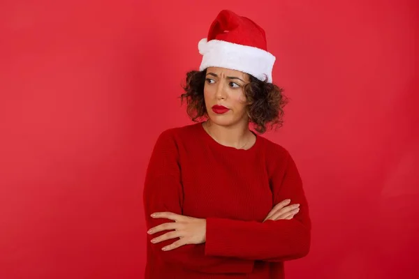 Imagen Mujer Bonita Molesta Con Sombrero Navidad Suéter Rojo Pie —  Fotos de Stock