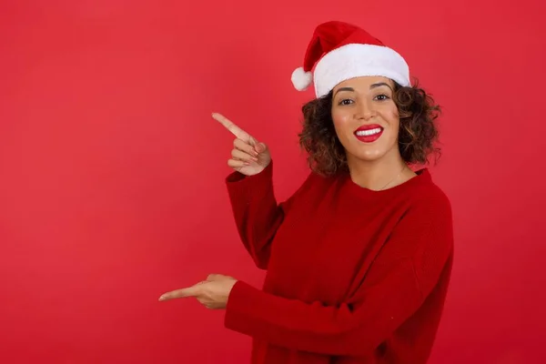 Positivo Attraente Giovane Donna Con Cappello Natale Maglione Rosso Punti — Foto Stock