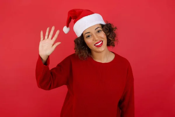 Πορτρέτο Της Χαρούμενης Γυναίκας Φορώντας Χριστουγεννιάτικο Καπέλο Σηκώστε Ένα Χέρι — Φωτογραφία Αρχείου