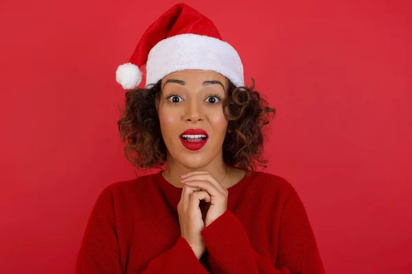 Verträumt Charmante Frau Mit Weihnachtsmütze Mit Angenehmem Gesichtsausdruck Die Hände — Stockfoto