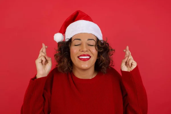 Glädjande Ung Kvinna Bär Jul Hatt Och Röd Tröja Spänner — Stockfoto