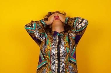 Şok olmuş, renkli gömlekler giyen, şık giyinmiş, gözlerini kapatan, umutsuzluk ve hüsran içinde haykıran Arap kadın dehşet içindeyken, ağzı açık kaldı..