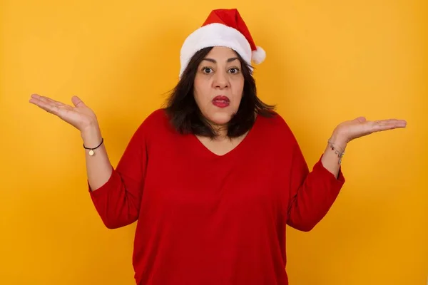 Verwirrte Und Ahnungslose Arabische Frau Mittleren Alters Die Weihnachtsmütze Mit — Stockfoto