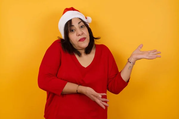 Mulher Meia Idade Árabe Bonita Usando Chapéu Natal Contra Fundo — Fotografia de Stock