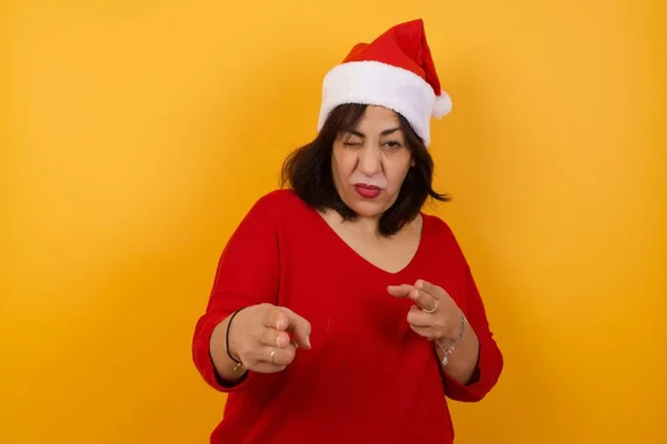 Alegre Carismática Mujer Mediana Edad Emotiva Bien Parecido Usando Sombrero —  Fotos de Stock