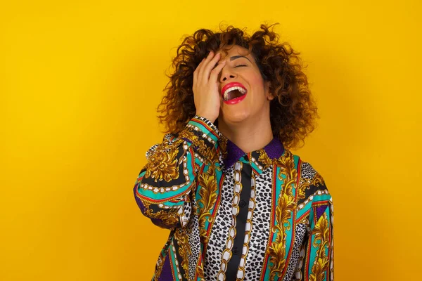 Charismatic Mulher Árabe Vestindo Camisa Colorida Gosta Rir Voz Alta — Fotografia de Stock