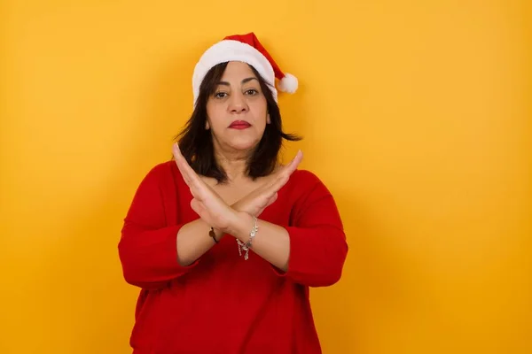 Bela Árabe Mulher Meia Idade Usando Chapéu Natal Gestos Não — Fotografia de Stock