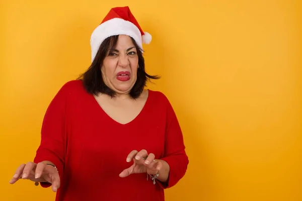 Qué Asqueroso Mujer Árabe Descontenta Mediana Edad Con Sombrero Navidad —  Fotos de Stock
