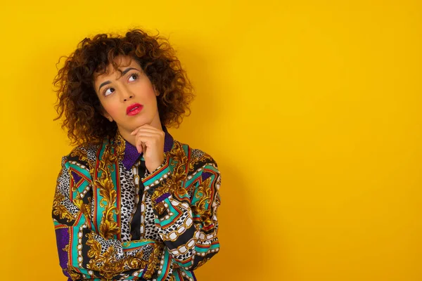 Enfrenta Expresiones Emociones Mujer Árabe Joven Reflexiva Con Camisa Colorida —  Fotos de Stock