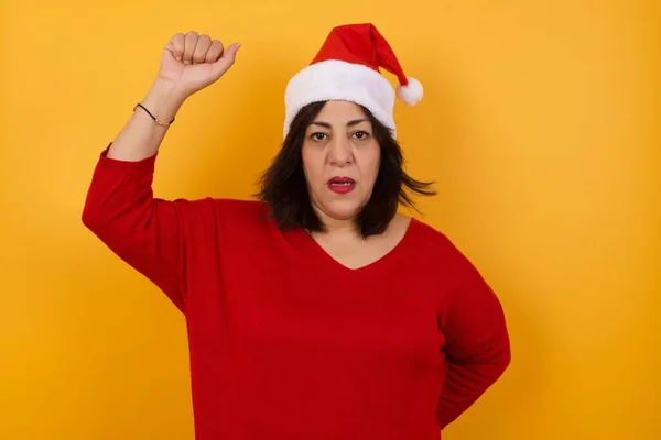 Árabe Mulher Meia Idade Usando Chapéu Natal Sentindo Sério Forte — Fotografia de Stock