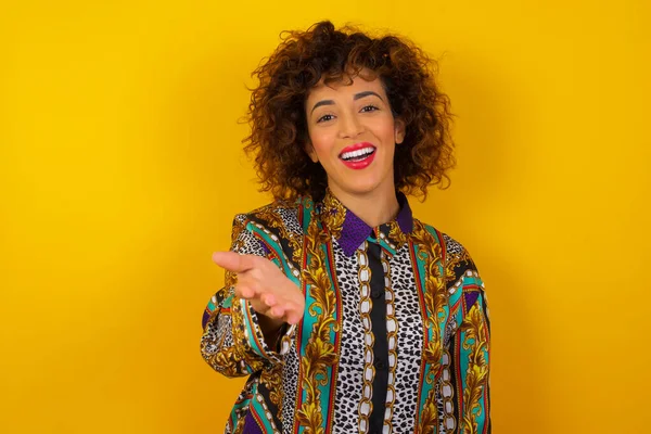 Retrato Uma Mulher Árabe Bonita Vestindo Camisa Colorida Contra Fundo — Fotografia de Stock