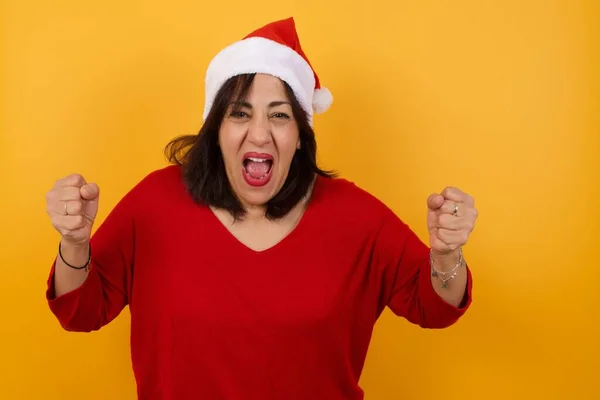Porträt Einer Frau Mittleren Alters Mit Weihnachtsmütze Blickt Aufgeregt Die — Stockfoto
