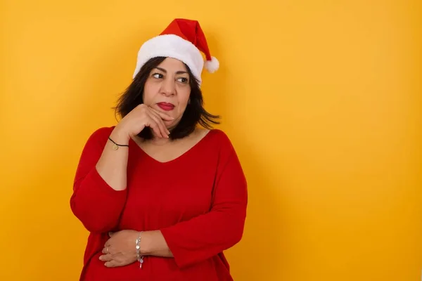 Aufnahme Einer Nachdenklichen Arabischen Frau Mittleren Alters Mit Weihnachtsmütze Hält — Stockfoto