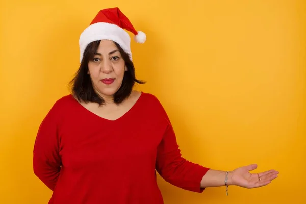 Retrato Bela Árabe Mulher Meia Idade Usando Chapéu Natal Com — Fotografia de Stock