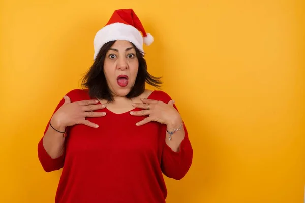 Chocado Árabe Assustado Mulher Meia Idade Usando Chapéu Natal Mantém — Fotografia de Stock