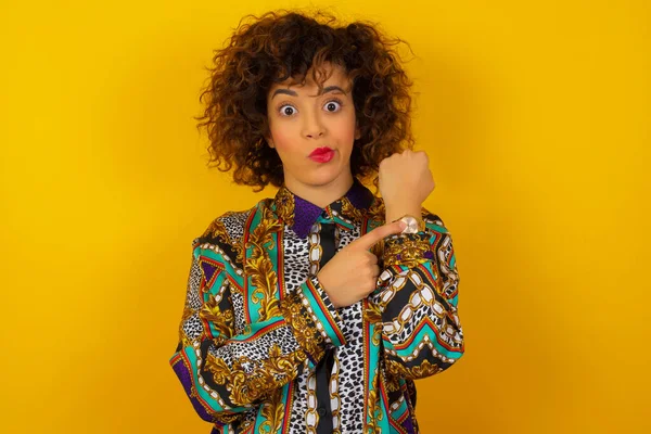 Hermosa Mujer Árabe Vistiendo Camisa Colores Sobre Fondo Aislado Prisa —  Fotos de Stock